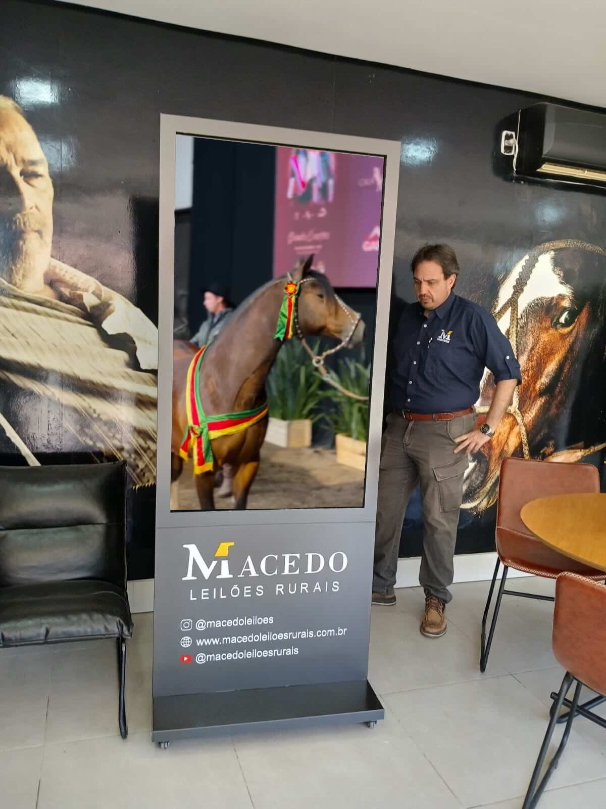 Totens Brasil - Totem indoor com moldura touchscreen